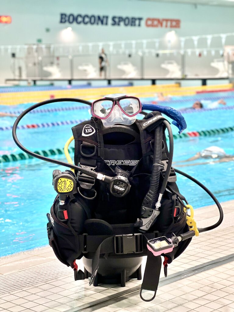 Scubacademy è il punto di riferimento per i corsi subacquei PADI a Milano. Offriamo formazione certificata, immersioni sicure e team building subacqueo esclusivo al Bocconi Sport Center. Affiliata CONI